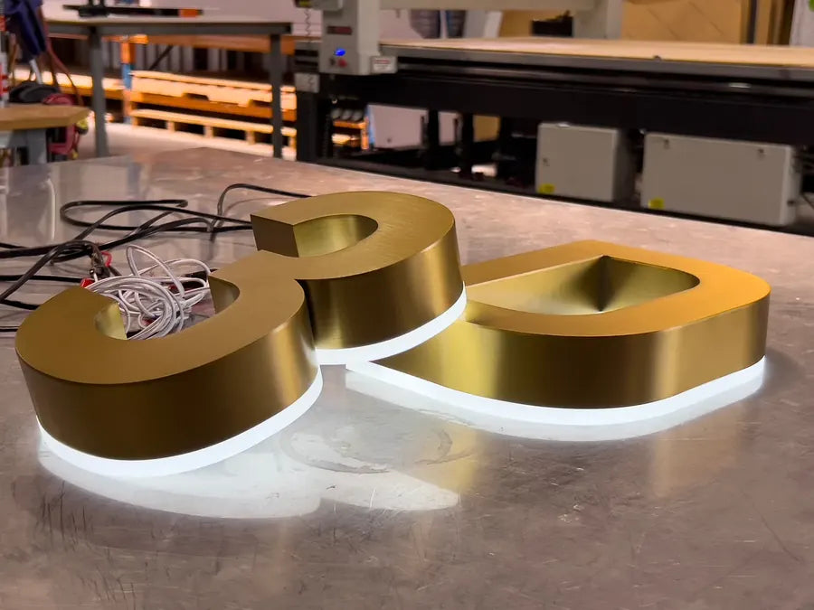 Beleuchtete Metallbuchstaben mit Halo-Effekt in der Fertigung