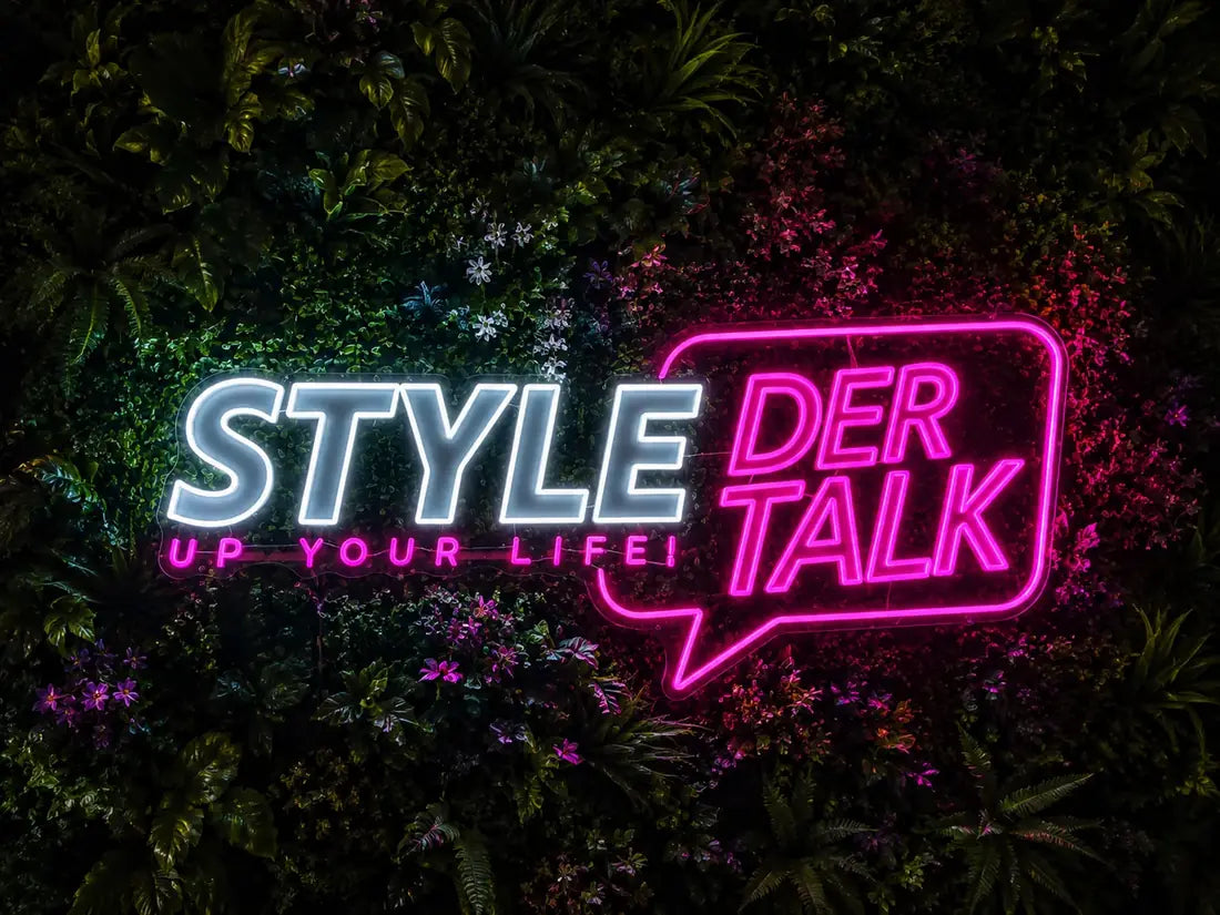 Beleuchteter Schriftzug Style Der Talk an einer begrünten Wand