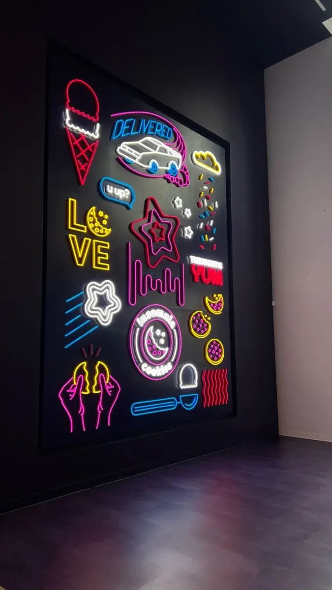 Große Wandinstallation mit vielen beleuchteten Neon-Motiven